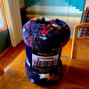 New Pendleton Woolen Mills fleece blanket